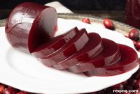 Jellied Cranberry Sauce: Canned vs. Homemade Refrigerator Recipe