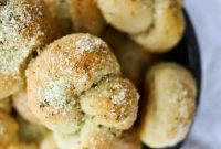 Homemade Garlic Knots Recipe – Soft, Buttery, Oven-Baked