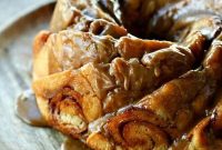 Cinnamon Roll Coffee Cake Recipe — Gooey Swirls & Crumb Topping
