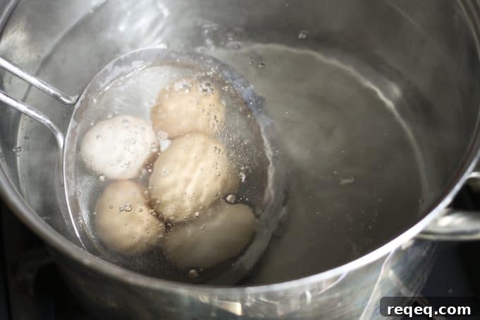 How to perfectly poach an egg from foodiewithfamily.com