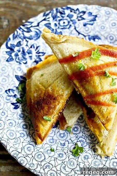 Ty's Best Breakfast Sandwich {scrambled eggs, crispy hashbrowns + bacon, and cheese in sourdough toast! foodiewithfamily.com