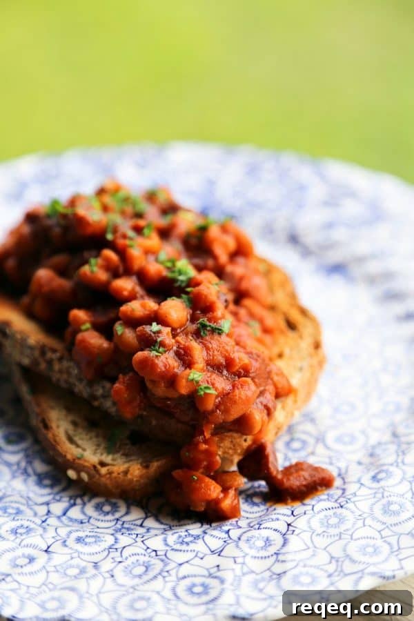 Slow-Cooker Breakfast Baked Beans with Bacon and Maple 3 Maple and coffee flavoured Slow-Cooker Breakfast Baked Beans full of Canadian Bacon and breakfast sausage from foodiewithfamily.com
